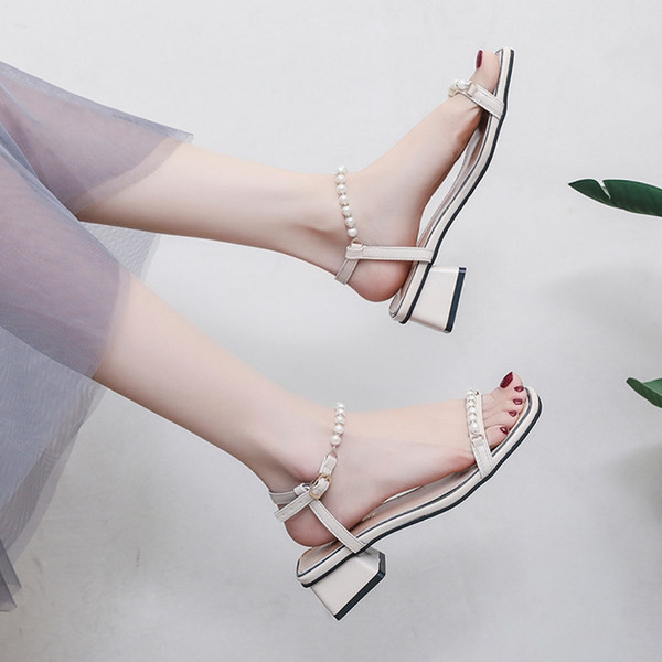 Μοντέρνα γυναικεία σανδάλια με μαργαριτάρια και τετράγωνο τακούνι 3,5 cm