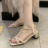 Ležerne sandale s debelom petom i metalnim ukrasom