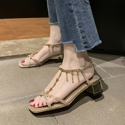 Ležerne sandale s debelom petom i metalnim ukrasom