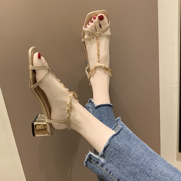 Ležerne sandale s debelom petom i metalnim ukrasom