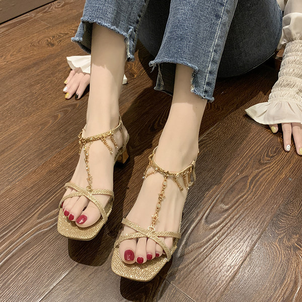 Ležerne sandale s debelom petom i metalnim ukrasom