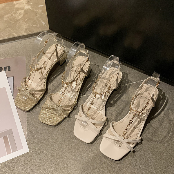 Ležerne sandale s debelom petom i metalnim ukrasom