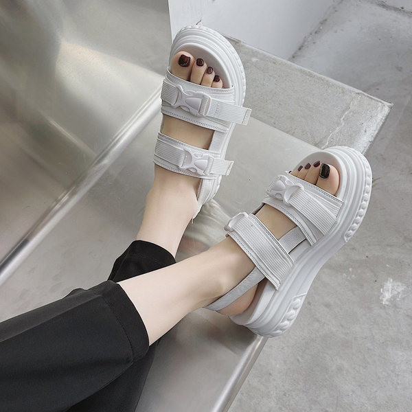 Νέο μοντέλο γυναικεία σανδάλια με αγκράφες σε λευκό και μαύρο χρώμα