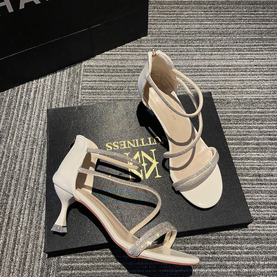 Μοντέρνα γυναικεία σανδάλια με πέτρινη διακόσμηση και χαμηλό τακούνι 6,5 cm