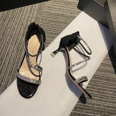 Μοντέρνα γυναικεία σανδάλια με πέτρινη διακόσμηση και χαμηλό τακούνι 6,5 cm