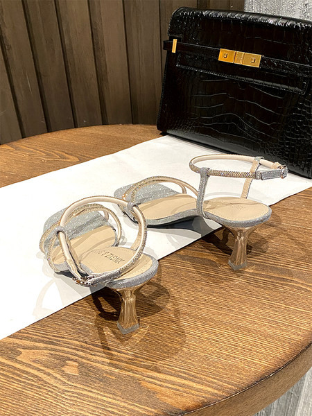 Moderne ženske sandale sa sjajnim česticama i ukrasnim kamenčićima