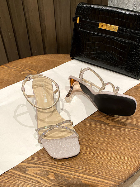 Moderne ženske sandale sa sjajnim česticama i ukrasnim kamenčićima