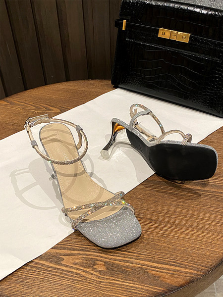 Moderne ženske sandale sa sjajnim česticama i ukrasnim kamenčićima