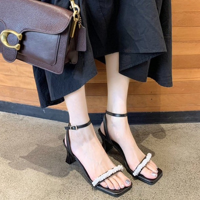 Ležerne sandale s tankim remenčićima i biserima