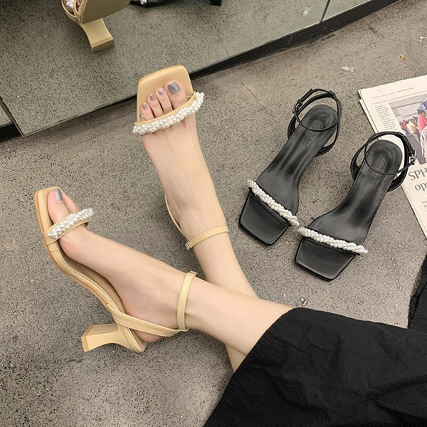 Ležerne sandale s tankim remenčićima i biserima