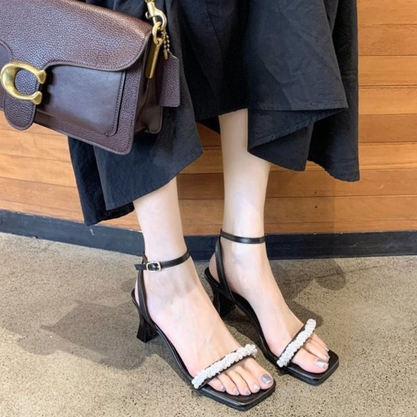 Ležerne sandale s tankim remenčićima i biserima