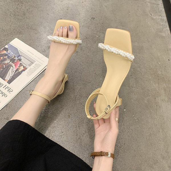 Ležerne sandale s tankim remenčićima i biserima