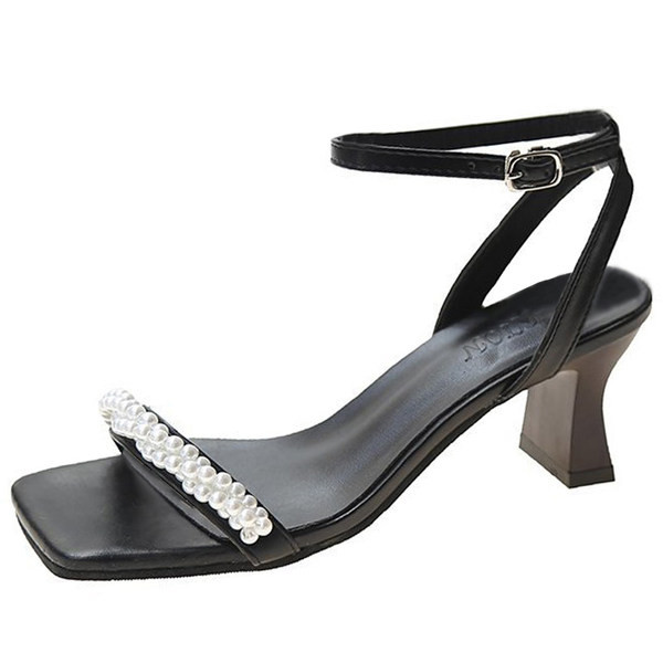 Ležerne sandale s tankim remenčićima i biserima