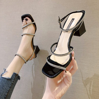 Moderne sandale s tankim remenčićima i ukrasnim kamenčićima