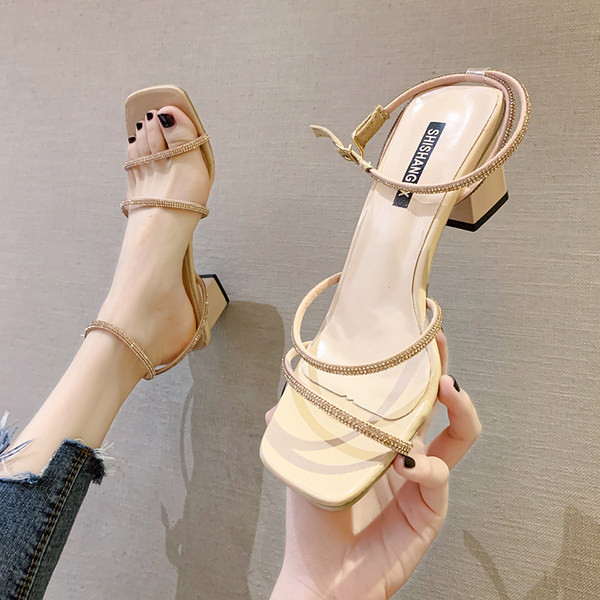 Moderne sandale s tankim remenčićima i ukrasnim kamenčićima