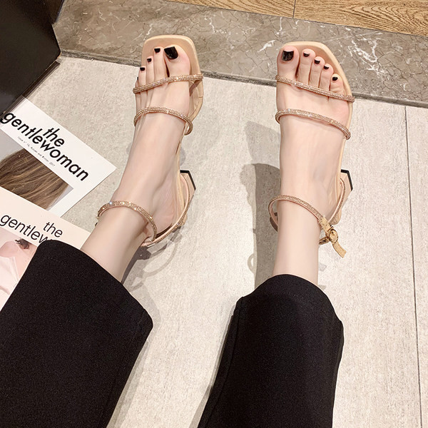 Moderne sandale s tankim remenčićima i ukrasnim kamenčićima