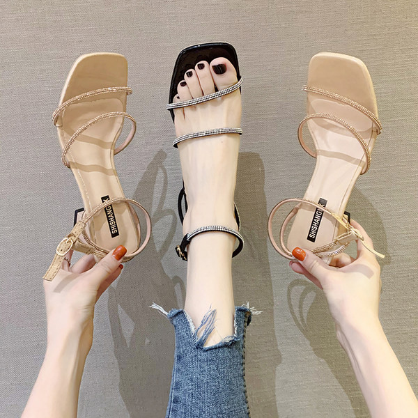 Moderne sandale s tankim remenčićima i ukrasnim kamenčićima