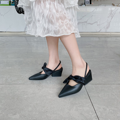 Καθημερινά σανδάλια με τακούνι και κορδέλα