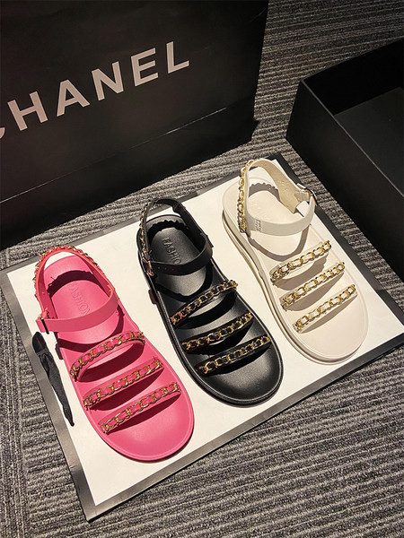 Ležerne ženske sandale s metalnim lancima i ravnim potplatom