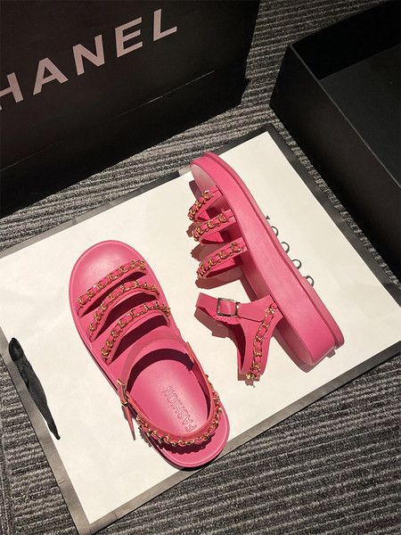 Ležerne ženske sandale s metalnim lancima i ravnim potplatom