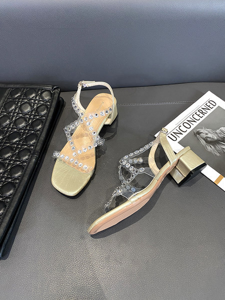 Μοντέρνα γυναικεία σανδάλια με τακούνι  5 εκατοστά και αγκράφα