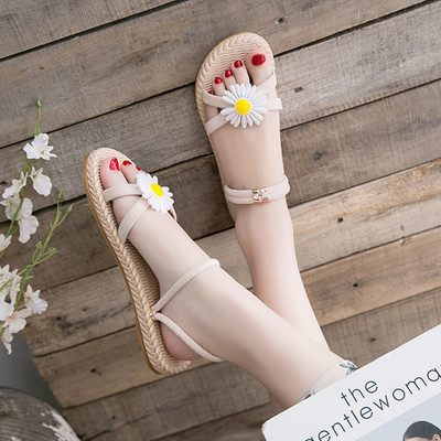 Ежедневни дамски сандали с равна подметка и 3D елемент