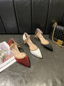 Μοντέρνα γυναικεία σανδάλια με λεπτό τακούνι 5 cm και μεταλλική διακόσμηση