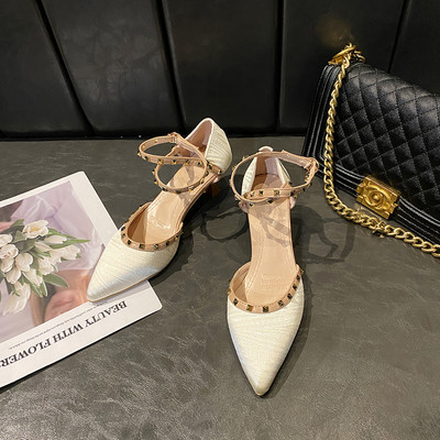 Μοντέρνα γυναικεία σανδάλια με λεπτό τακούνι 5 cm και μεταλλική διακόσμηση