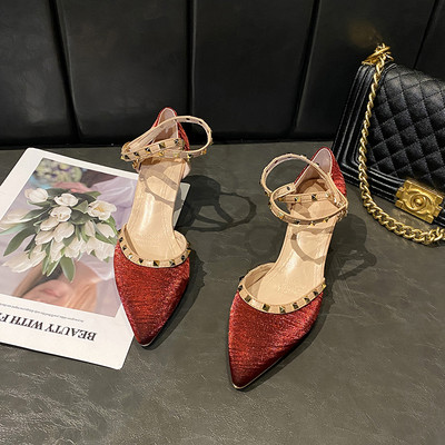 Μοντέρνα γυναικεία σανδάλια με λεπτό τακούνι 5 cm και μεταλλική διακόσμηση