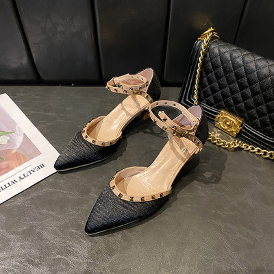 Μοντέρνα γυναικεία σανδάλια με λεπτό τακούνι 5 cm και μεταλλική διακόσμηση