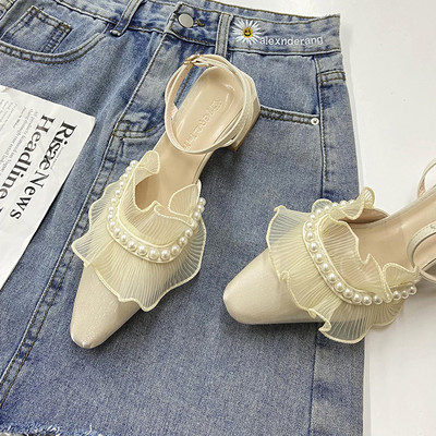 Μοντέρνα γυναικεία σανδάλια σε μπεζ χρώμα και διακόσμηση με πέρλες