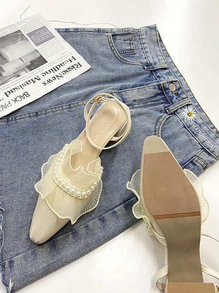 Μοντέρνα γυναικεία σανδάλια σε μπεζ χρώμα και διακόσμηση με πέρλες