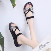 Novi model ženskih sandala sa ravnim đonom u crnoj i bež boji