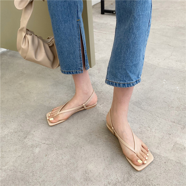 Vienkārša modeļa sieviešu sandales virs purngala uz plakanas zoles