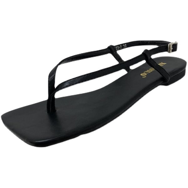 Vienkārša modeļa sieviešu sandales virs purngala uz plakanas zoles