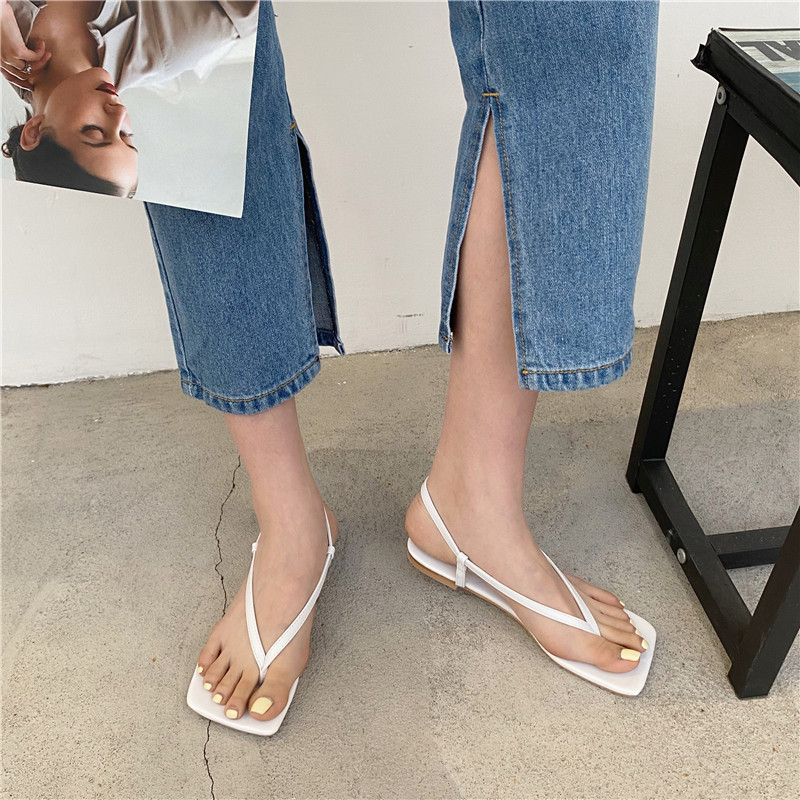 Vienkārša modeļa sieviešu sandales virs purngala uz plakanas zoles