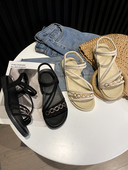 Ležerne ženske sandale s ravnim potplatom i metalnim lancem