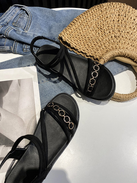 Ležerne ženske sandale s ravnim potplatom i metalnim lancem