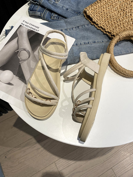 Ležerne ženske sandale s ravnim potplatom i metalnim lancem