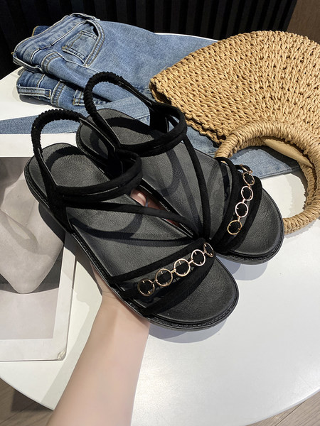 Ležerne ženske sandale s ravnim potplatom i metalnim lancem