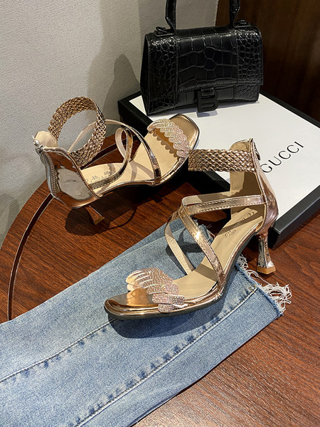 Μοντέρνα γυναικεία σανδάλια με λεπτό τακούνι  7 cm