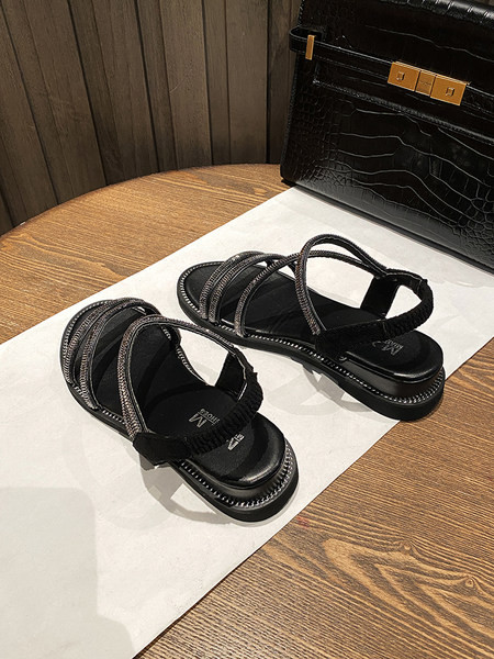 Ležerne ženske sandale s ravnim đonom i kamenčićima