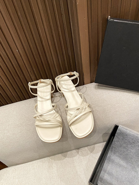 Casual γυναικεία σανδάλια με δερμάτινα λουράκια και τακούνι πάχους 4,5 cm