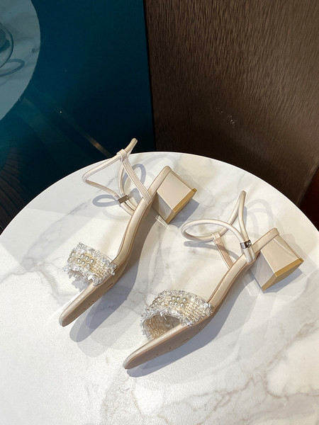 Γυναικεία σανδάλια με χοντρά τακούνια και διακόσμηση με πέρλες