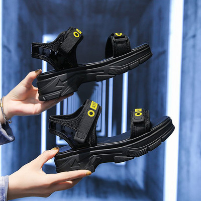 Νέο μοντέλο γυναικείων σανδάλια με επιγραφή σε μαύρο χρώμα