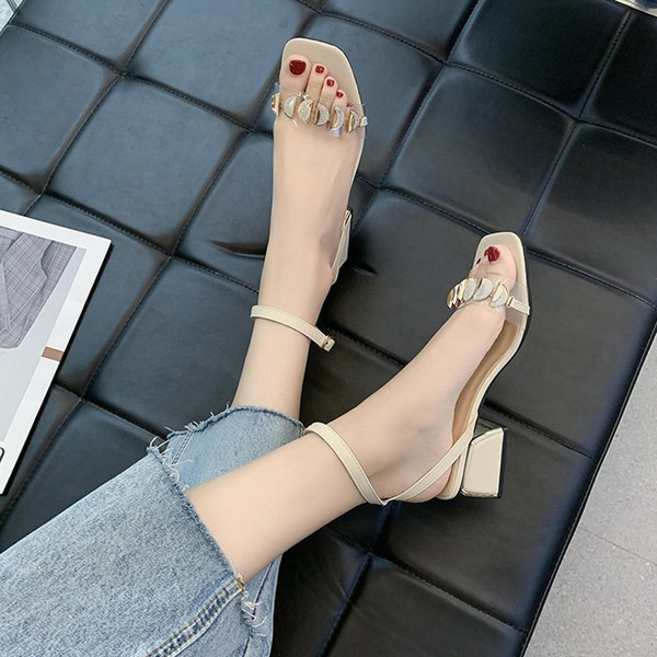 Καθημερινά σανδάλια με ιμάντα σιλικόνης και μεταλλικά στοιχεία