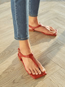 Μοντέρνα γυναικεία σανδάλια πάνω από το δάχτυλο με μεταλλική αγκράφα και τετράγωνη σόλα