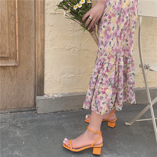 Γυναικεία σανδάλια απλού μοντέλου με λεπτούς ιμάντες και αγκράφα