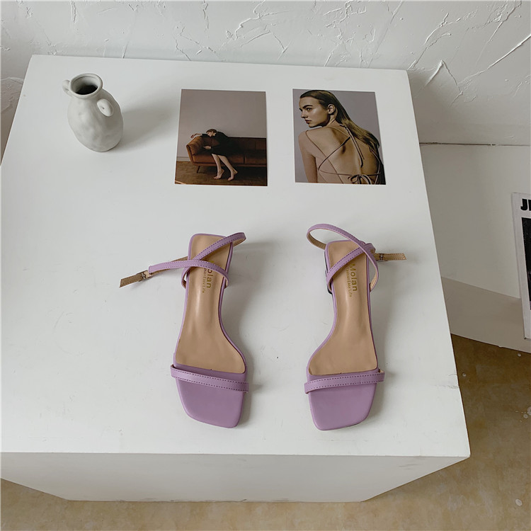 Γυναικεία σανδάλια απλού μοντέλου με λεπτούς ιμάντες και αγκράφα