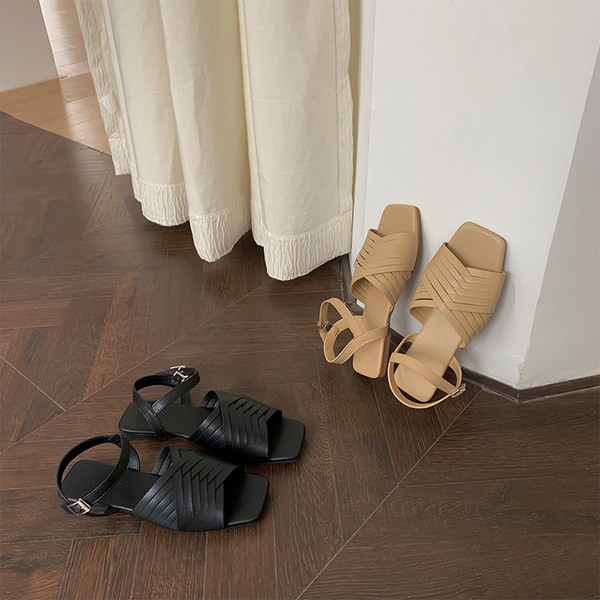 Novi model kožnih ženskih sandala na ravnom đonu sa metalnom kopčom